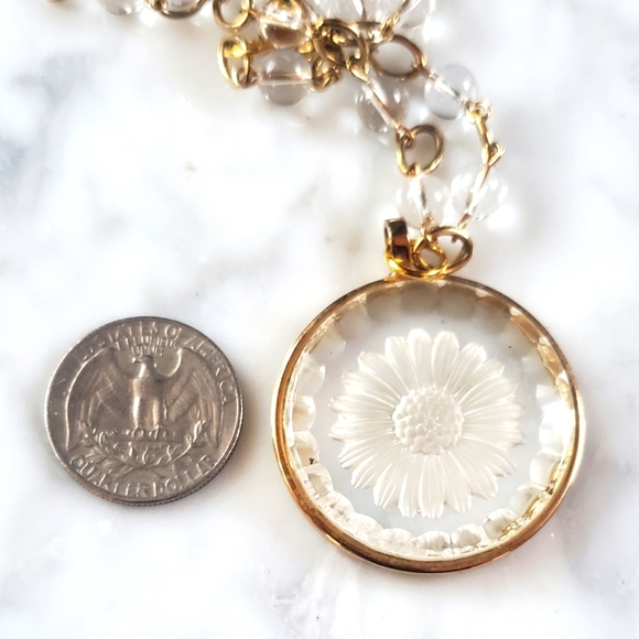 Vintage etched glass flower pendant necklace - Picture 5 of 7